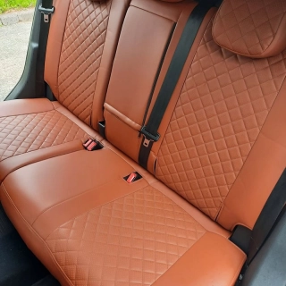 Чехлы на задние сиденья автомобиля Peugeot из коричневой экокожи с ромбовидной прострочкой