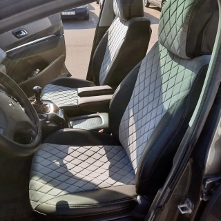 Авточехлы на передние сиденья Peugeot из черной экокожи и серого велюра в ромб